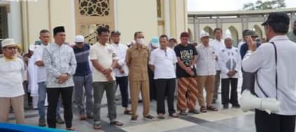 Kakan Kemenag Padang Panjang, Drs. H Alizar, M Ag, saat memimpin manasyik haji, Selasa (7/5/2024) di komplek Islamic Centre.